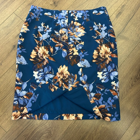 TALBOTS BLUE FLORAL PENCIL SKIRT IN SIZE 6p - Picture 7 of 9